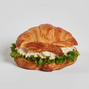 Croissant con pollo y lechuga