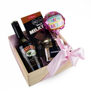 Baileys Birthday Box para Mujer de Dulce Regalo. Caja de madera pino con licor Baileys, chocolate, alfajores y globo. Ideal como regalo de cumpleaños para una mujer con entrega a domicilio en Lima.