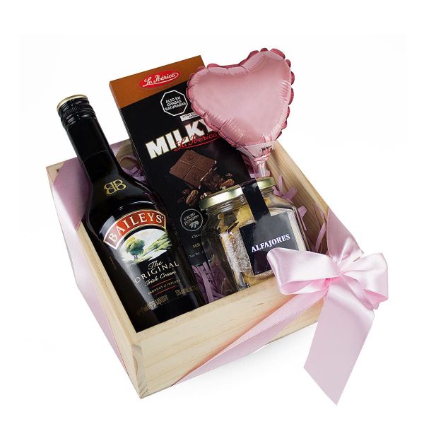 Baileys Box Love para Mujer de Dulce Regalo. Caja de madera pino romántica con licor Baileys, chocolate, alfajores y globo de amor. Ideal para aniversarios o San Valentín con entrega a domicilio en Lima.