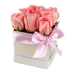 Box de 9 Rosas Rosadas para Mujer de Dulce Regalo. Arreglo floral elegante de nueve rosas naturales rosadas en caja. Ideal para expresar admiración o gratitud a una mujer, con entrega a domicilio en Lima.