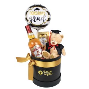 Box Brindis de Graduación de Dulce Regalo. Box negro con whisky, peluche osito de graduación, chocolate Ferrero y globo, ideal para celebrar un logro académico con entrega a domicilio en Lima.
