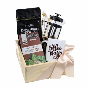 Box Cafetero de Dulce Regalo. Caja de madera pino con café gourmet, taza, cafetera francesa y chocolate. Regalo ideal para amantes del café con entrega a domicilio en Lima.