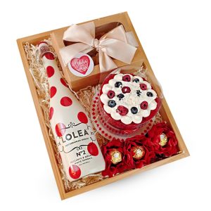 Box Dulce Celebración para Mujer de Dulce Regalo. Caja de madera pino con sangría, mini torta, alfajores y chocolate. Ideal como regalo de amor o cumpleaños para una mujer con entrega a domicilio en Lima.