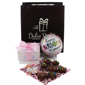 Box de dulces La Cumpleañera de Dulce Regalo. Caja sorpresa con muffins, brownies y bonobon, globo, ideal como regalo de cumpleaños para una mujer con entrega a domicilio en Lima.