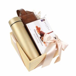 Box Ejecutivo de Dulce Regalo. Caja de madera pino que incluye termo, neceser de viaje y chocotejas peruanas. Ideal como regalo profesional o de agradecimiento con entrega a domicilio en Lima.