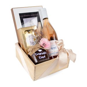 Box Felicidades Graduada de Dulce Regalo. Caja de madera pino con vino rosé, portaretrato, jar de torta de chocolate y chocolates Ferrero. Ideal como regalo para una mujer que se gradúa con entrega a domicilio en Lima.