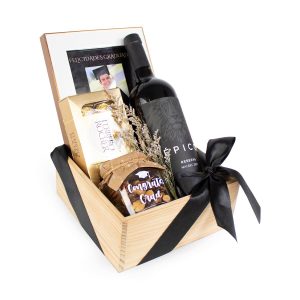 Box Felicidades Graduado de Dulce Regalo. Caja de madera pino con vino premium, portaretrato, chocolates Ferrero y frutos secos decorados para graduación. Ideal como regalo para un hombre que se gradúa con entrega a domicilio en Lima.