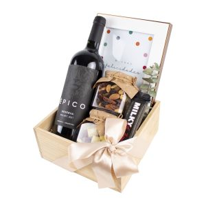 Box Felicidades de Dulce Regalo. Caja de madera pino con vino, portaretrato, snacks gourmet y chocolate. Ideal como regalo por un logro con entrega a domicilio en Lima.