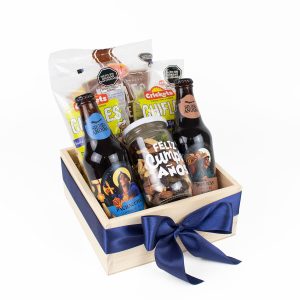 Box Festejo de Cumpleaños de Dulce Regalo. Caja de madera pino con cervezas artesanales, chifles y frutos secos, ideal para celebrar un cumpleaños con entrega a domicilio en Lima.