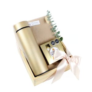 Box Golden Time de Dulce Regalo. Caja de madera pino que incluye termo, bufanda y chocolate de alta calidad. Ideal para la temporada de frío con entrega a domicilio en Lima.