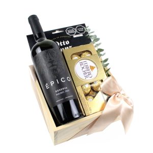 Box Gran Día de Dulce Regalo. Caja de madera pino con vino reserva, chocolates Ferrero y salchichón. Regalo ideal para cumpleaños o para desear un gran día con entrega a domicilio en Lima.