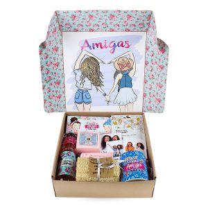 Box Mejores Amigas de Dulce Regalo. Caja sorpresa con bebida, mascarillas, taza temática, chocolate, jabón artesanal, crema de manos y fotos. Regalo ideal para celebrar el cumpleaños de una amiga con entrega a domicilio en Lima.