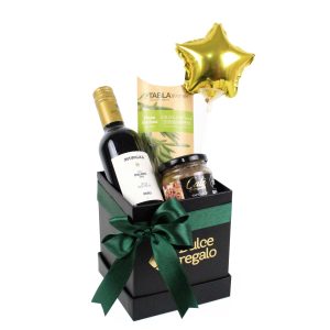Box Mini Piqueo de Dulce Regalo. Caja negra con vino, crocantinis, aceitunas y globo, ideal como regalo aperitivo con entrega a domicilio en Lima.