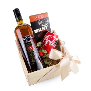 Box Ronero Premium para Hombre de Dulce Regalo. Caja de madera pino con botella de ron, vaso de cristal, coca cola y chocolate. Regalo de licor para un caballero con entrega a domicilio en Lima.