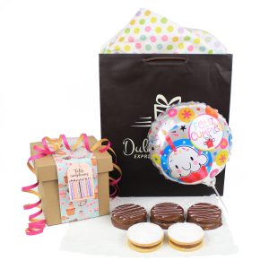 Caja de alfajores peruanos de cumpleaños de Dulce Regalo. Alfajores rellenos de manjar blanco con decoración festiva, perfectos como regalo dulce a domicilio en Lima.