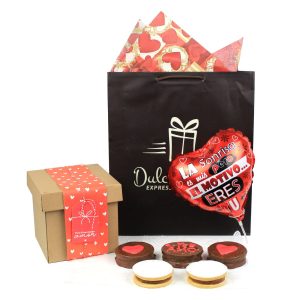 Cajita de alfajores de amor de Dulce Regalo. Alfajores peruanos artesanales con decoración romántica y globo corazón, ideal para parejas y aniversarios con entrega a domicilio en Lima.