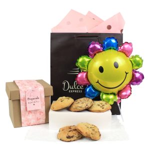 Caja de cookies artesanales con globo flor de Dulce Regalo. Regalo sorpresa completo, ideal para ella con entrega a domicilio en Lima.