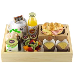 Desayuno sorpresa Clásico de Dulce Regalo. Bandeja de madera pino con taza, croissant, jugo, café pasado y dulces básicos. Opción tradicional con entrega a domicilio en Lima.