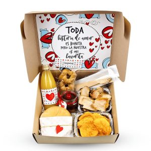 Desayuno sorpresa Criollito Amor de Dulce Regalo. Incluye pan con chicharrón y camote, sarza criolla, torta de chocolate, jugo, rosquitas y detalles románticos, ideal para parejas y aniversarios con entrega a domicilio en Lima.