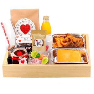 Desayuno sorpresa Criollo Amor de Dulce Regalo. Incluye chicharrón de cerdo, camote, sarza criolla, tamal, café pasado, jugo, dulces y detalles románticos de pareja, ideal para aniversarios o San Valentín con entrega a domicilio en Lima.