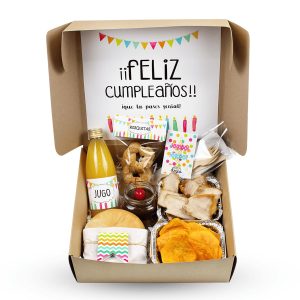 Desayuno sorpresa criollo de cumpleaños de Dulce Regalo. Incluye pan con chicharrón t sarza criolla, torta de chocolate, rosquitas, jugo y decoración festiva, a domicilio en Lima.