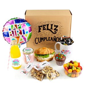 Desayuno sorpresa Día de Celebración de Dulce Regalo para cumpleaños. Caja con taza, croissant, yogur, frutas, dulces y globo, ideal para festejar con entrega a domicilio en Lima.