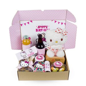 Desayuno sorpresa temático de Hello Kitty de cumpleaños de Dulce Regalo. Caja con diseño rosa, taza de Hello Kitty, peluche y dulces, ideal para un fan con entrega a domicilio en Lima.