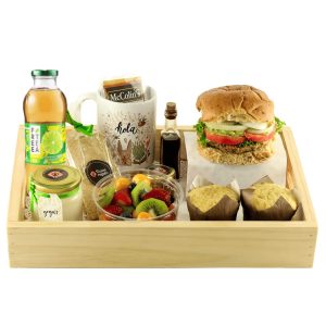 Desayuno sorpresa Light de Dulce Regalo. Bandeja de madera pino con opciones saludables, frutas frescas, yogur, hamburguesa vegana, muffins de naranja, Free Tea, ideal para personas a dieta con entrega a domicilio en Lima.