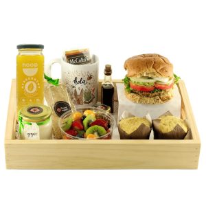 Desayuno Light con sandwich de hamburguesa vegana, ensalada de frutas.