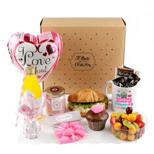 Desayuno sorpresa Mi Dulce Amor de Dulce Regalo. Caja romántica con detalles en rosa, taza, croissant, frutas, dulces y un mensaje de amor, ideal para aniversario o San Valentín.