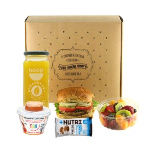 Desayuno saludable Mini Light con sandwich de hamburguesa vegana, ensalada de frutas y yogurt.