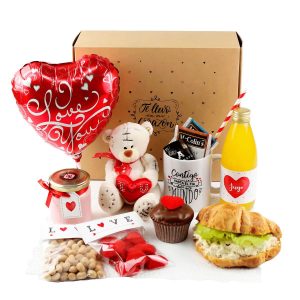 Desayuno sorpresa Mini Love de Dulce Regalo. Caja pequeña y romántica con un globo corazón, osito de peluche, jugo, croissant, snacks, dulces, yogur, ideal para un detalle de amor a domicilio en Lima.