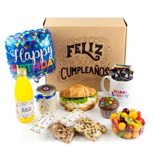 Desayuno sorpresa My Birthday de Dulce Regalo. Caja festiva con globo, croissant, yogur, dulces y taza, ideal para celebrar un cumpleaños con entrega a domicilio en Lima.