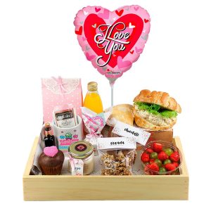 Desayuno sorpresa My Sweet Love de Dulce Regalo. Bandeja de madera pino con detalles de amor, muchos dulces, y un mensaje tierno, ideal para parejas y aniversarios con entrega a domicilio en Lima.