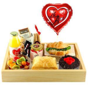 Desayuno sorpresa Romance de Dulce Regalo. Bandeja de madera pino con decoración romántica, globo, croissant, taza, frutas, jugo y mini torta de chocolate, ideal para un aniversario o San Valentín con entrega a domicilio en Lima.