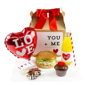 Desayuno en caja de amor con sandwich de pollo, galletas, cupcake, jugo y globo.