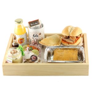 Desayuno sorpresa criollo de Dulce Regalo. Incluye pan con chicharrón y camote, tamal, café pasado, dulces y jugo. El mejor regalo de sabor peruano con entrega a domicilio en Lima.