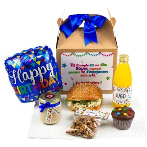 Desayuno sorpresa de cumpleaños para hombre de Dulce Regalo, con sándwich de pollo, jugo, yogurt, cupcake, granola y una tarjeta de felicitación a domicilio en Lima.