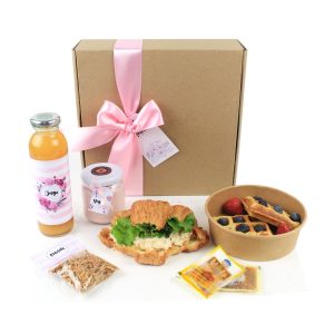 Desayuno sorpresa My Sweet Girl de Dulce Regalo. Caja con jugo, yogurt, croissant con pollo y waffles a domicilio en Lima.