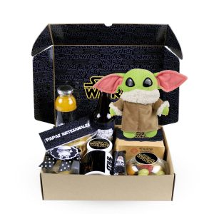 Desayuno sorpresa temático de Star Wars de Dulce Regalo. Caja con taza temática, croissant, frutas, cerveza y snacks, ideal para un fanático con entrega a domicilio en Lima.