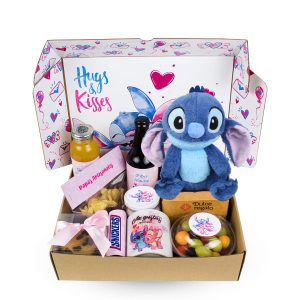Desayuno sorpresa temático Stitch de Amor de Dulce Regalo. Caja con diseño Disney, taza de Stitch y detalles rosas, ideal para parejas o San Valentín con entrega a domicilio en Lima.