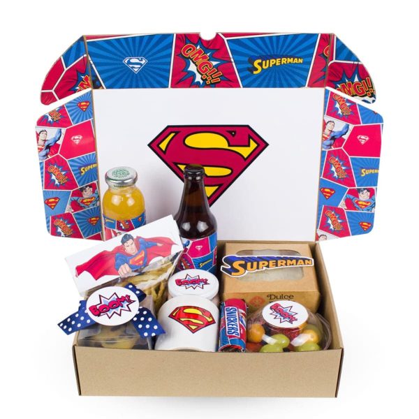 Desayuno sorpresa temático de Superman de Dulce Regalo. Caja con colores rojo y azul, taza del logo de Superman y snacks, ideal para un fan con entrega a domicilio en Lima.