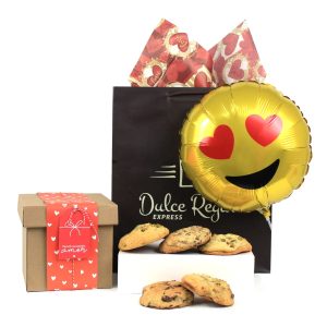 Galletones de amor artesanales de Dulce Regalo. Galletas grandes de chocolate blanco y pecanas, globo, ideales para regalar a tu pareja en un aniversario o San Valentín con entrega a domicilio en Lima.