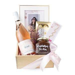 Gift Box Birthday Girl de Dulce Regalo. Caja de madera pino con vino rosé, portaretrato, torta de chocolate, chocolates Ferrero, ideal como regalo para mujer con entrega a domicilio en Lima.