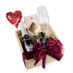 Gift Box Brindis de Amor de Dulce Regalo. Caja de madera pino romántica con mini espumante, copa, chocolate y alfajores artesanales. Ideal para aniversario o San Valentín con entrega a domicilio en Lima.