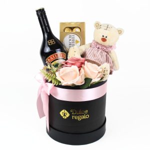 Gift Box Mi Amor Bonito para Ella de Dulce Regalo. Box negro con osita de peluche, licor Baileys, chocolates Ferrero y flores artificiales, ideal como regalo para una mujer con entrega a domicilio en Lima.