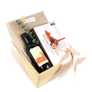 Gift Box Otoñal de Dulce Regalo. Caja de regalo de madera pino que incluye bufanda, vino tinto y chocotejas peruanas. Ideal para la temporada de frío con entrega a domicilio en Lima.