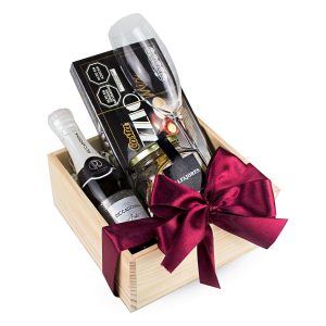 Happy Anniversary Gift Box de Dulce Regalo. Caja de madera pino con espumante, copa, chocolate y alfajores, ideal para celebrar un aniversario en pareja con entrega a domicilio en Lima.