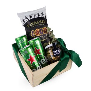 Heineken Box de Dulce Regalo. Caja de madera pino con cervezas Heineken y snacks salados. Regalo ideal para hombres con entrega a domicilio en Lima.
