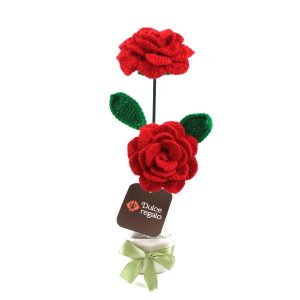 Macetero con Rosas Rojas tejidas a crochet de Dulce Regalo. Arreglo de flores artificiales eternas en maceta, hecho a mano. Regalo original, ideal para expresar pasión y amor, con entrega a domicilio en Lima.